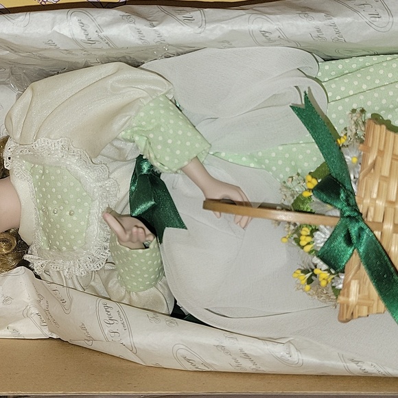 NWT Limited Edition Porcelain Romantic Flower Maidens "Daisy" 1990 - Picture 3 of 12